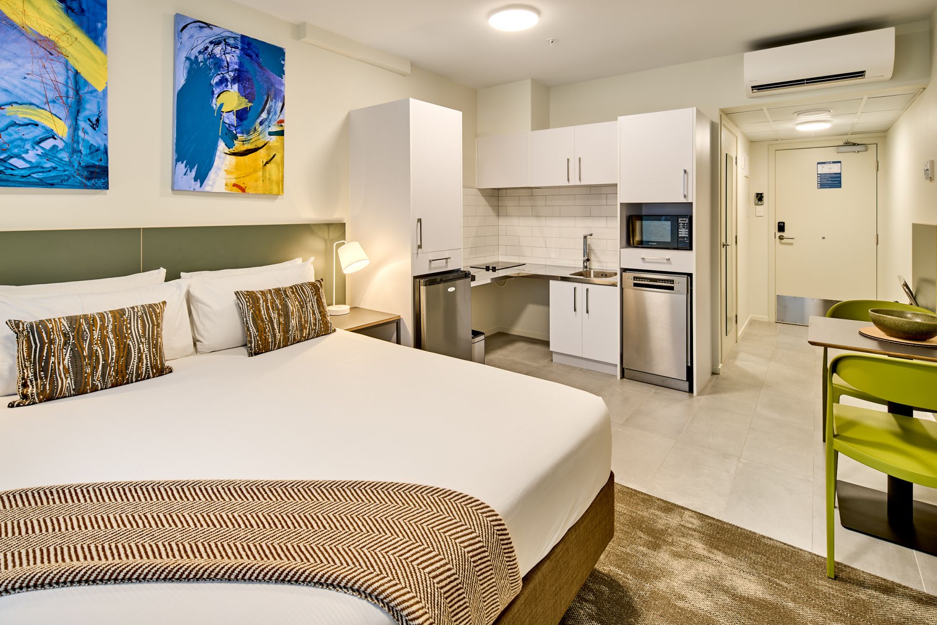 petite queen studio apartment 2