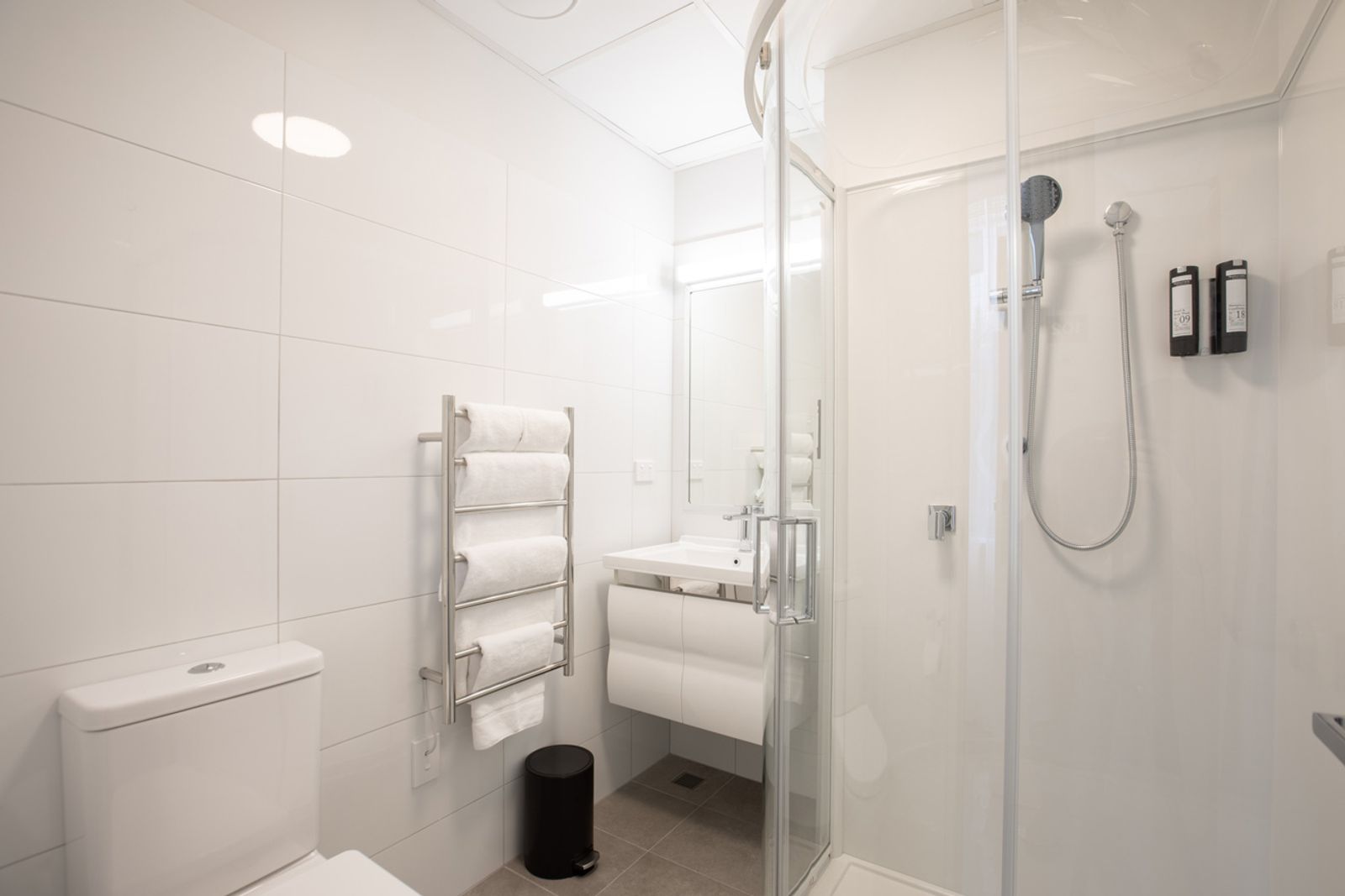 petite double studio apartment 7