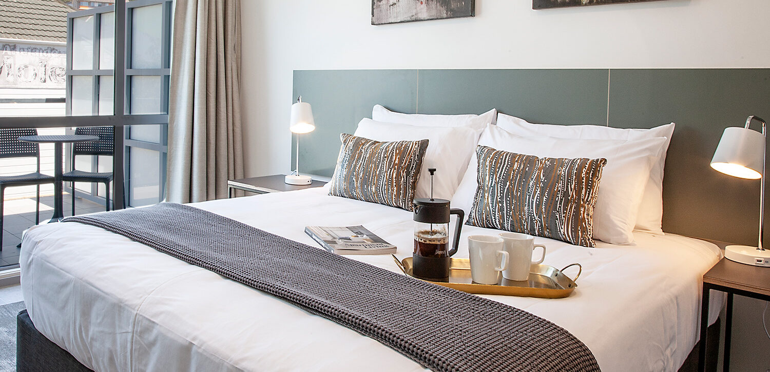 newtown-wellington-hotel-accommodation-deluxe-apartment-master | Sojourn®